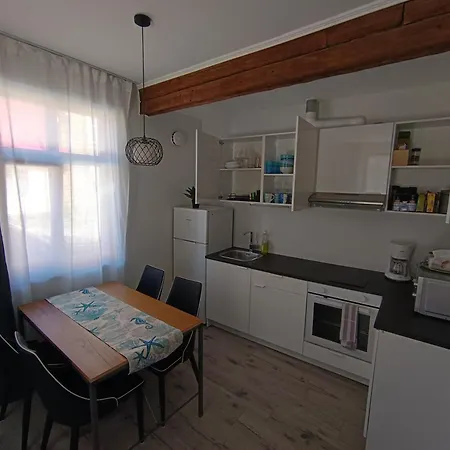 Kooli 27 , * Pärnu